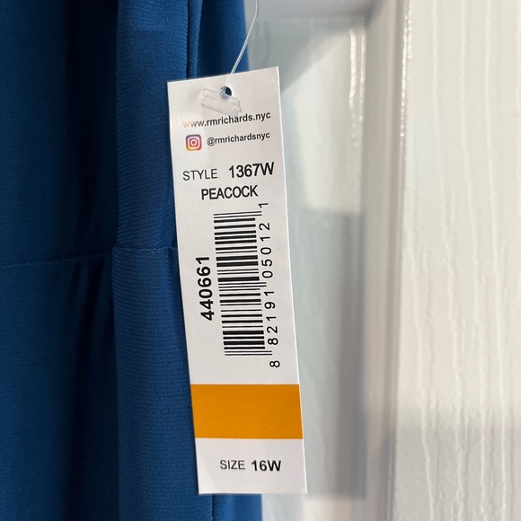 Dresses & Skirts - Gorgeous dress perfect for any event!